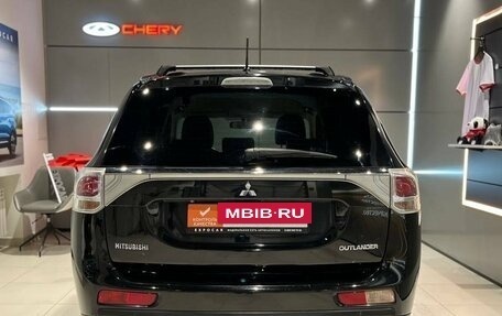 Mitsubishi Outlander III рестайлинг 3, 2013 год, 1 750 000 рублей, 4 фотография