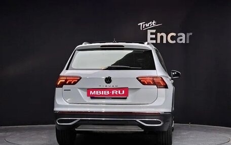 Volkswagen Tiguan II, 2022 год, 1 933 000 рублей, 4 фотография
