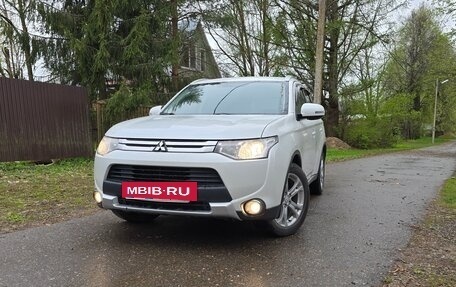 Mitsubishi Outlander III рестайлинг 3, 2014 год, 1 600 000 рублей, 2 фотография