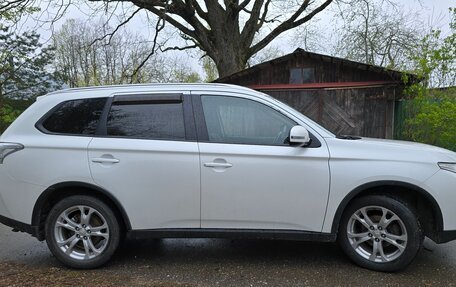 Mitsubishi Outlander III рестайлинг 3, 2014 год, 1 600 000 рублей, 5 фотография