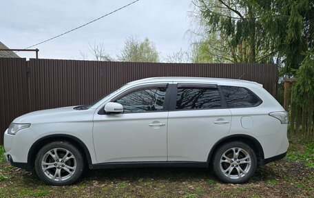Mitsubishi Outlander III рестайлинг 3, 2014 год, 1 600 000 рублей, 6 фотография