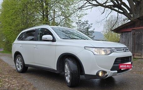 Mitsubishi Outlander III рестайлинг 3, 2014 год, 1 600 000 рублей, 3 фотография