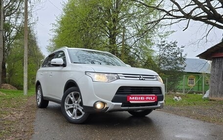 Mitsubishi Outlander III рестайлинг 3, 2014 год, 1 600 000 рублей, 4 фотография