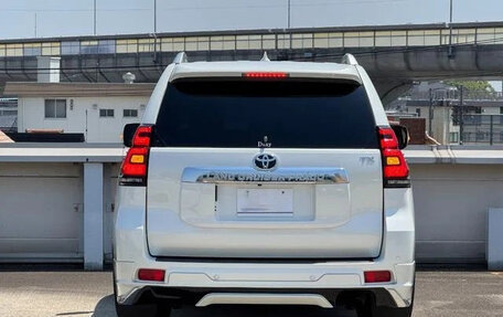 Toyota Land Cruiser Prado 150 рестайлинг 2, 2021 год, 3 417 000 рублей, 4 фотография