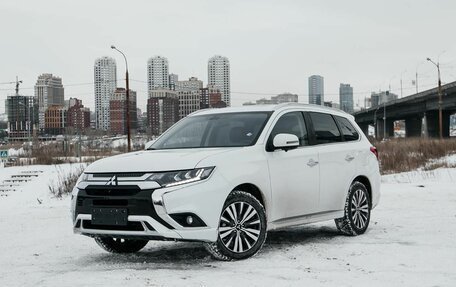 Mitsubishi Outlander III рестайлинг 3, 2021 год, 1 945 000 рублей, 2 фотография