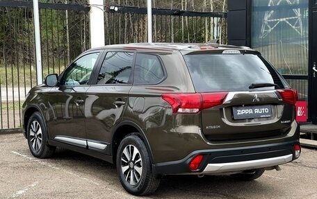 Mitsubishi Outlander III рестайлинг 3, 2018 год, 2 379 000 рублей, 6 фотография