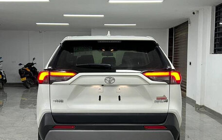 Toyota RAV4, 2021 год, 2 100 000 рублей, 3 фотография