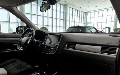 Mitsubishi Outlander III рестайлинг 3, 2018 год, 2 165 000 рублей, 11 фотография