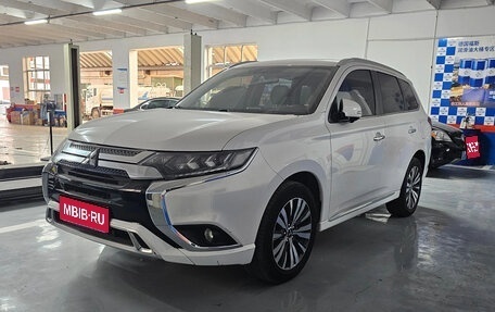 Mitsubishi Outlander III рестайлинг 3, 2022 год, 2 565 000 рублей, 1 фотография