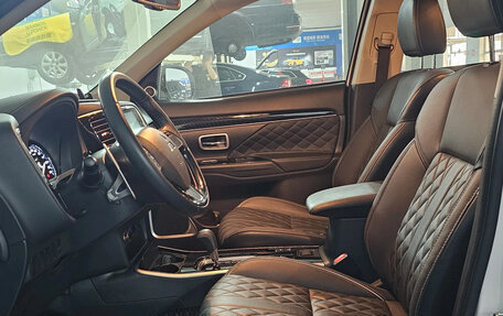 Mitsubishi Outlander III рестайлинг 3, 2022 год, 2 565 000 рублей, 5 фотография