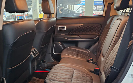 Mitsubishi Outlander III рестайлинг 3, 2022 год, 2 565 000 рублей, 4 фотография