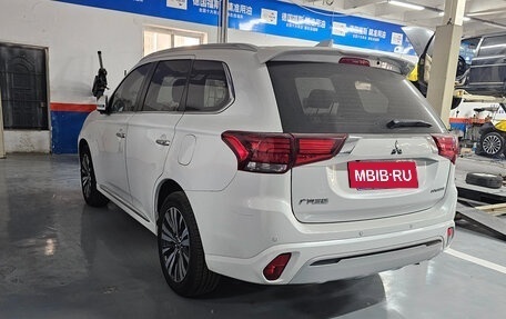 Mitsubishi Outlander III рестайлинг 3, 2022 год, 2 565 000 рублей, 2 фотография