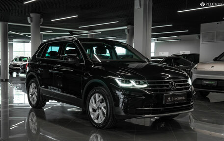 Volkswagen Tiguan II, 2021 год, 3 440 000 рублей, 2 фотография