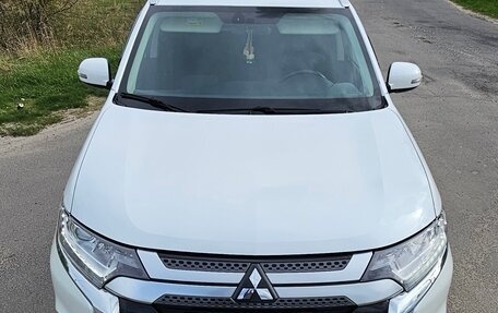 Mitsubishi Outlander III рестайлинг 3, 2019 год, 2 900 000 рублей, 2 фотография