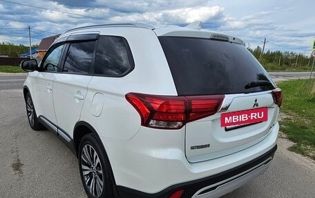 Mitsubishi Outlander III рестайлинг 3, 2019 год, 2 900 000 рублей, 5 фотография