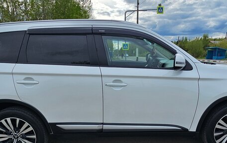 Mitsubishi Outlander III рестайлинг 3, 2019 год, 2 900 000 рублей, 9 фотография