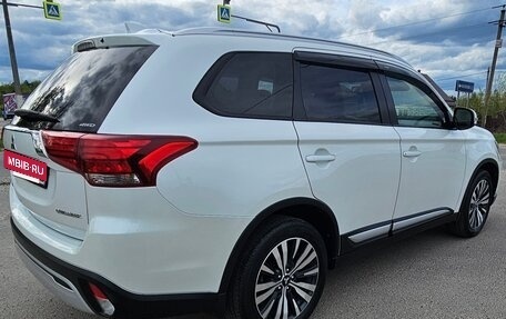 Mitsubishi Outlander III рестайлинг 3, 2019 год, 2 900 000 рублей, 8 фотография
