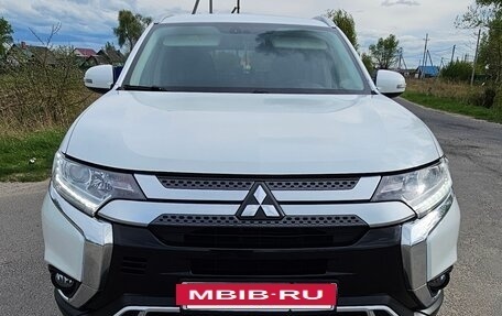 Mitsubishi Outlander III рестайлинг 3, 2019 год, 2 900 000 рублей, 3 фотография
