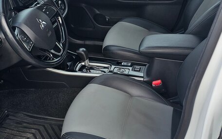 Mitsubishi Outlander III рестайлинг 3, 2019 год, 2 900 000 рублей, 23 фотография