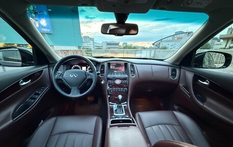Infiniti QX50 I рестайлинг, 2017 год, 3 000 000 рублей, 16 фотография