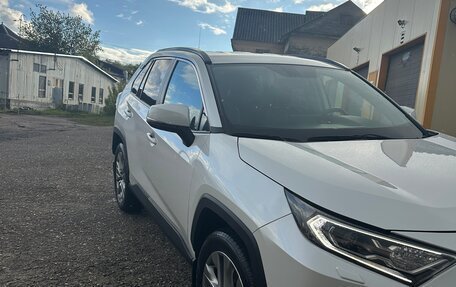 Toyota RAV4, 2021 год, 3 850 000 рублей, 2 фотография