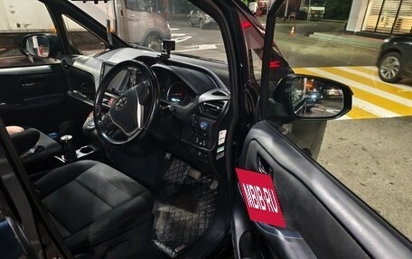 Toyota Voxy III, 2016 год, 1 890 000 рублей, 12 фотография