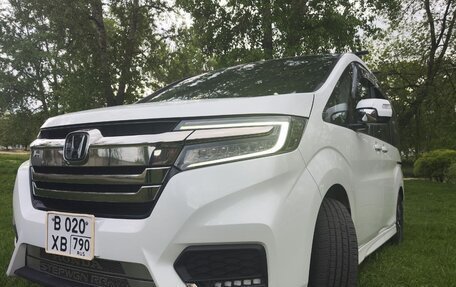 Honda Stepwgn IV, 2017 год, 2 700 000 рублей, 2 фотография