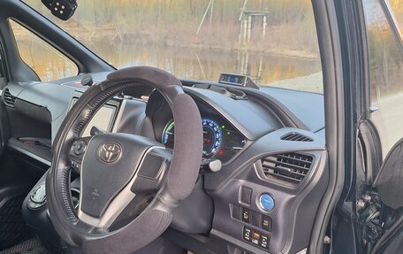 Toyota Voxy III, 2014 год, 2 300 000 рублей, 33 фотография