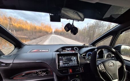 Toyota Voxy III, 2014 год, 2 300 000 рублей, 30 фотография