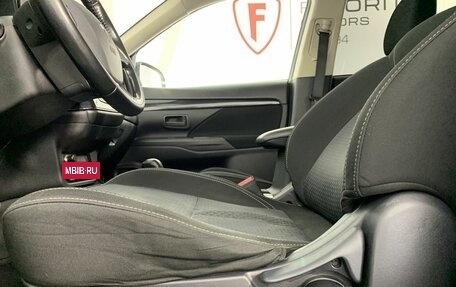 Mitsubishi Outlander III рестайлинг 3, 2019 год, 1 850 000 рублей, 10 фотография