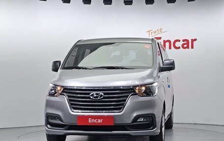 Hyundai Grand Starex Grand Starex I рестайлинг 2, 2021 год, 2 482 000 рублей, 2 фотография