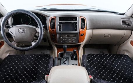 Toyota Land Cruiser 100 рестайлинг 2, 2005 год, 2 599 000 рублей, 10 фотография
