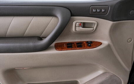 Toyota Land Cruiser 100 рестайлинг 2, 2005 год, 2 599 000 рублей, 23 фотография