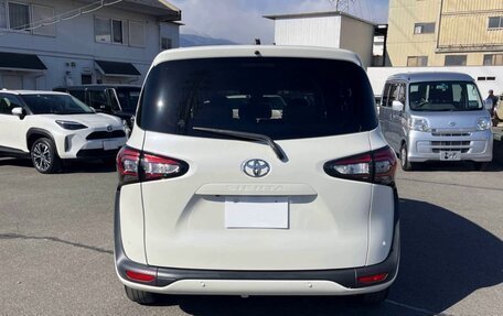 Toyota Sienta II, 2022 год, 1 220 000 рублей, 6 фотография