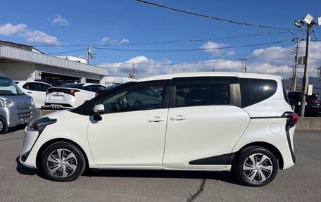Toyota Sienta II, 2022 год, 1 220 000 рублей, 8 фотография