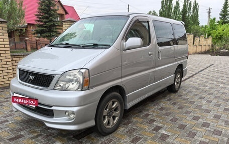 Toyota Regius, 2001 год, 1 400 000 рублей, 4 фотография