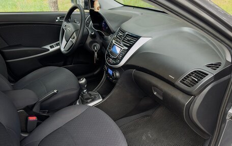 Hyundai Solaris II рестайлинг, 2013 год, 828 000 рублей, 32 фотография