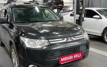 Mitsubishi Outlander III рестайлинг 3, 2013 год, 1 225 000 рублей, 2 фотография