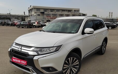 Mitsubishi Outlander III рестайлинг 3, 2019 год, 2 600 000 рублей, 2 фотография