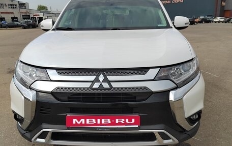 Mitsubishi Outlander III рестайлинг 3, 2019 год, 2 600 000 рублей, 3 фотография