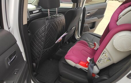 Mitsubishi Outlander III рестайлинг 3, 2019 год, 2 600 000 рублей, 14 фотография