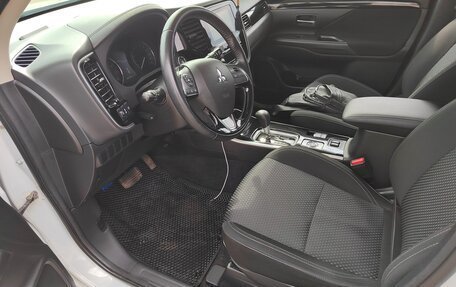 Mitsubishi Outlander III рестайлинг 3, 2019 год, 2 600 000 рублей, 23 фотография