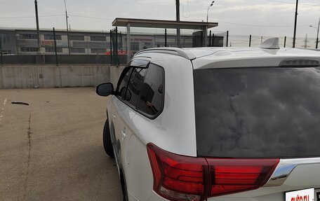Mitsubishi Outlander III рестайлинг 3, 2019 год, 2 600 000 рублей, 18 фотография