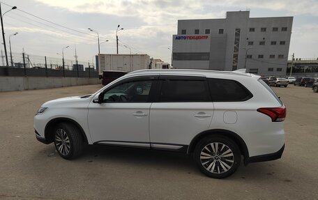 Mitsubishi Outlander III рестайлинг 3, 2019 год, 2 600 000 рублей, 20 фотография