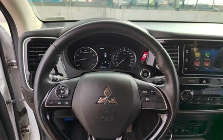 Mitsubishi Outlander III рестайлинг 3, 2019 год, 2 600 000 рублей, 19 фотография
