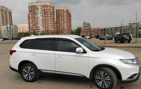 Mitsubishi Outlander III рестайлинг 3, 2019 год, 2 600 000 рублей, 29 фотография