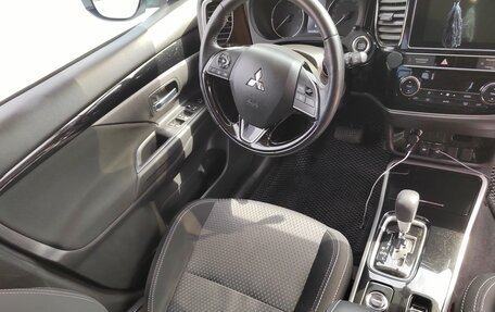 Mitsubishi Outlander III рестайлинг 3, 2019 год, 2 600 000 рублей, 37 фотография