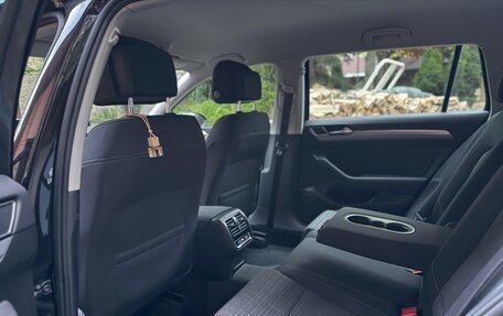Volkswagen Passat B8 рестайлинг, 2019 год, 2 390 000 рублей, 13 фотография