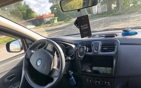 Renault Logan II, 2018 год, 650 000 рублей, 2 фотография
