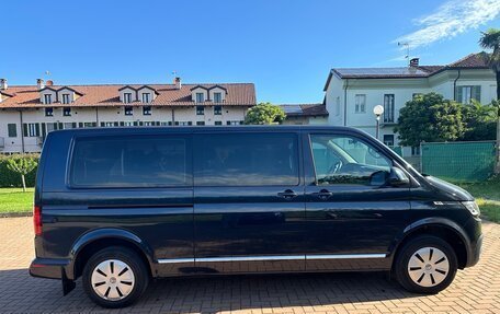 Volkswagen Caravelle T6 рестайлинг, 2021 год, 5 990 000 рублей, 3 фотография
